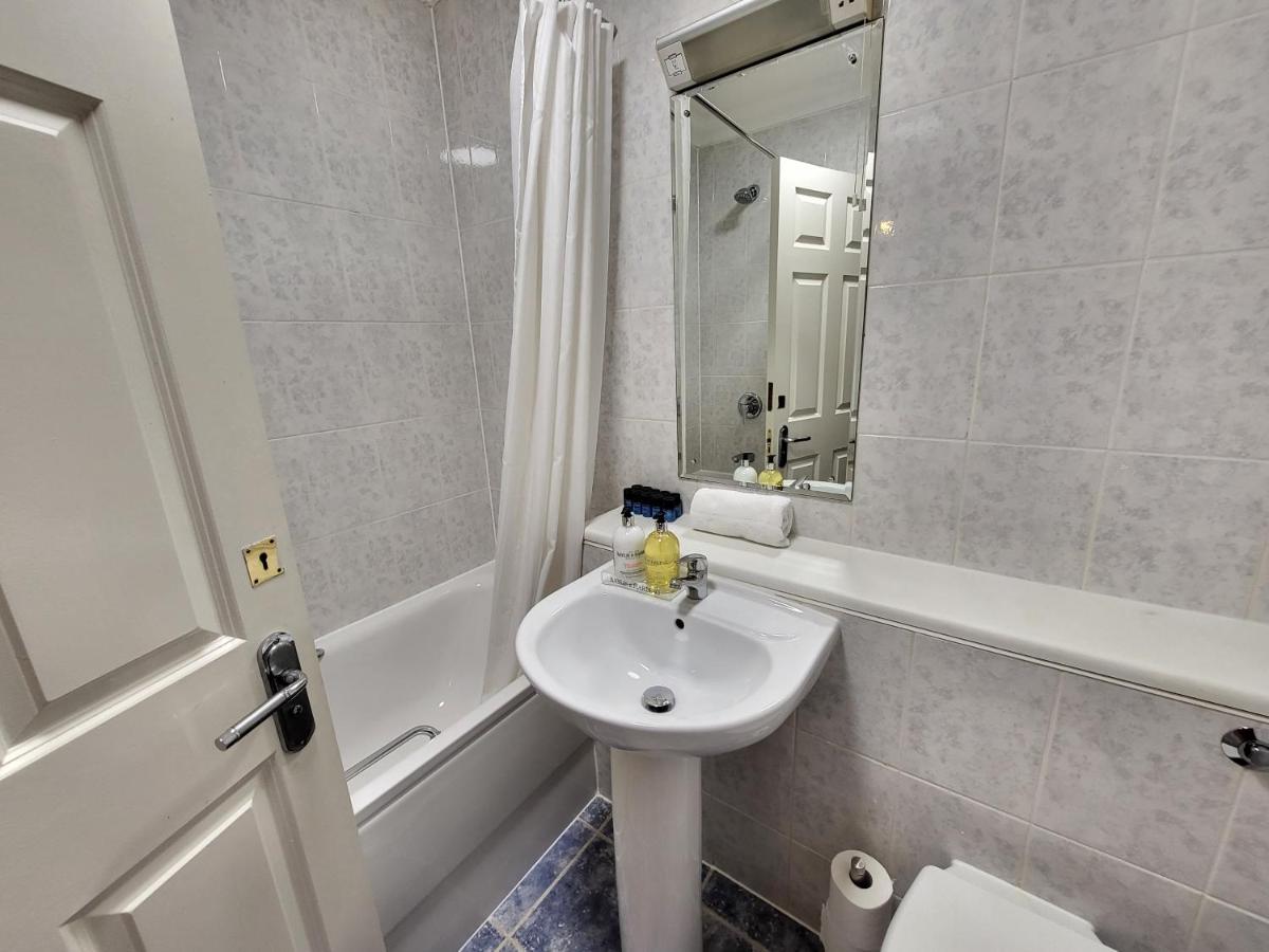 Garland Stylish 2 Bedroom A Minute Walk From Station Apartment *